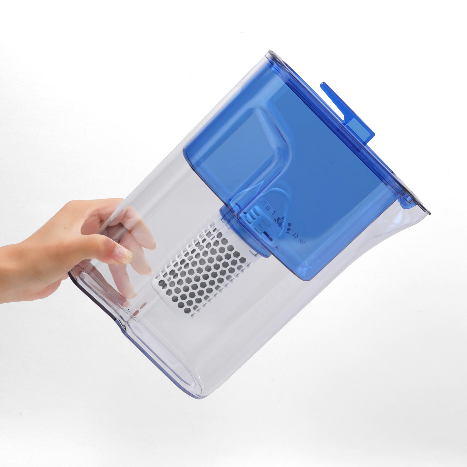 浄水ポットを手で持つ様子