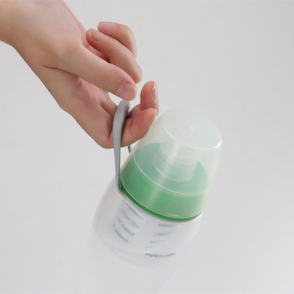 ガイアの水135 ライトボトルを持ち歩く様子