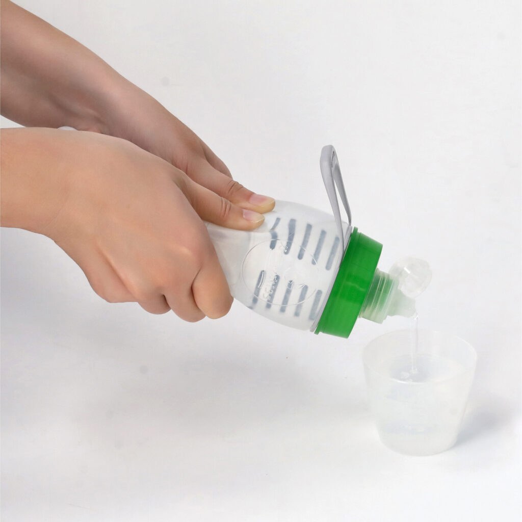 ガイアの水135 ライトボトルをプッシュしている様子